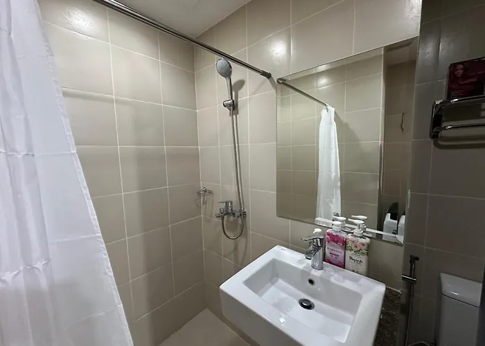 Cozy With Queen Size Bed In Araneta Quezon