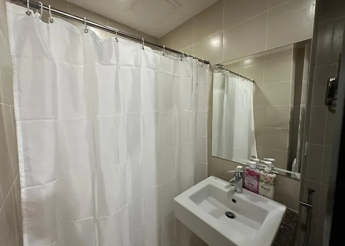 Cozy With Queen Size Bed In Araneta Quezon *