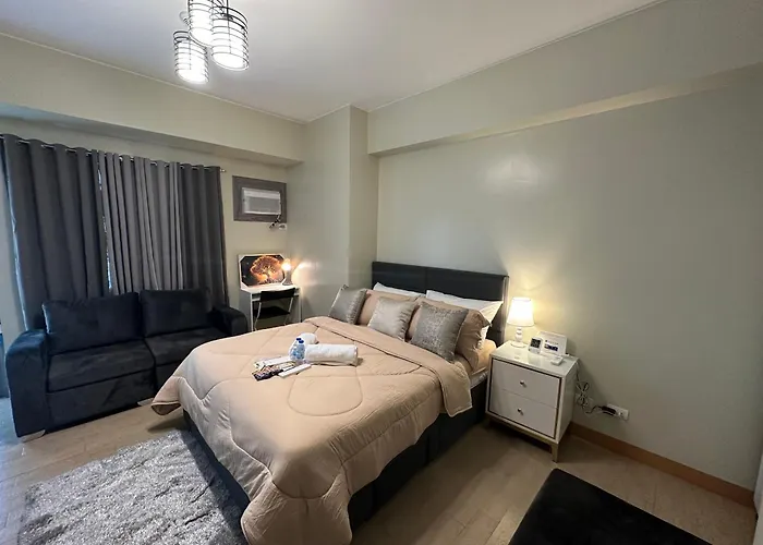 Cozy With Queen Size Bed In Araneta Quezon