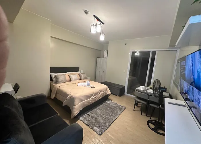 Cozy With Queen Size Bed In Araneta Quezon
